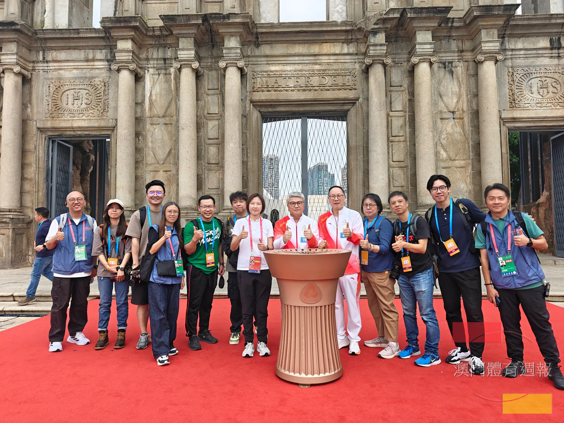 副2 方念湘（右5）與籌備辦及體育記者在火種盆位置合影.jpg